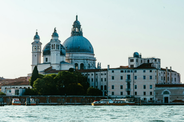 Alberto Toshio Murakami analisa a Itália além do turismo, revelando costumes regionais que surpreendem até os visitantes mais experientes.