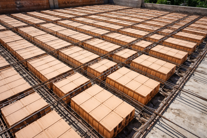 Lajes treliçadas ganham destaque neste conteúdo que explica composição, funcionamento e vantagens técnicas, com a expertise de Valderci Malagosini Machado.