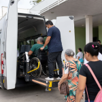 Ônibus adaptado para transporte de pacientes estacionado em unidade de saúde de Macapá