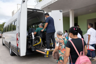 Ônibus adaptado para transporte de pacientes estacionado em unidade de saúde de Macapá