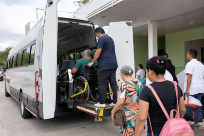 Ônibus adaptado para transporte de pacientes estacionado em unidade de saúde de Macapá