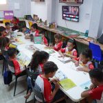 Crianças participam de atividade de leitura em uma biblioteca comunitária no Brasil.