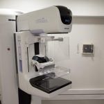 Equipamento de mamografia em uma sala hospitalar, preparado para exame médico.