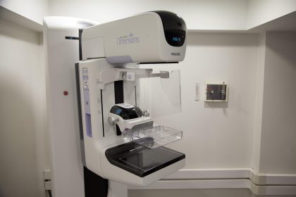 Equipamento de mamografia em uma sala hospitalar, preparado para exame médico.