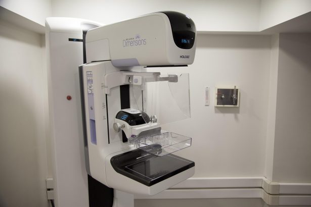 Equipamento de mamografia em uma sala hospitalar, preparado para exame médico.